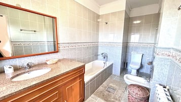 Quarto família, vista para a montanha | Banheiro