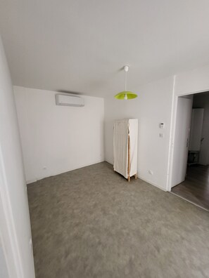 Interior - Large t2 apartment with office in city center (frontignan)