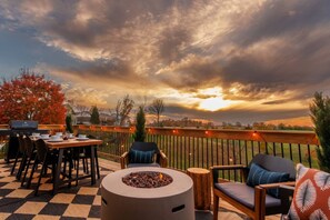 Outdoor dining - Bourbon Trailhead - 4 Kings • Game Room • Hot Tub (Lawrenceburg)