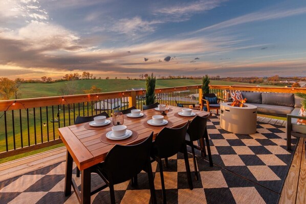 Outdoor dining - Bourbon Trailhead - 4 Kings • Game Room • Hot Tub (Lawrenceburg)
