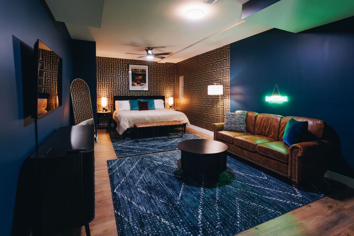 Tabla de planchar con plancha, wifi gratis y ropa de cama 