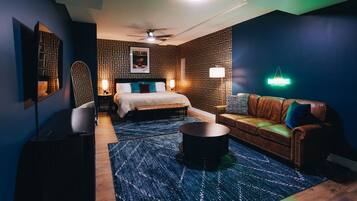 Tabla de planchar con plancha, wifi gratis y ropa de cama