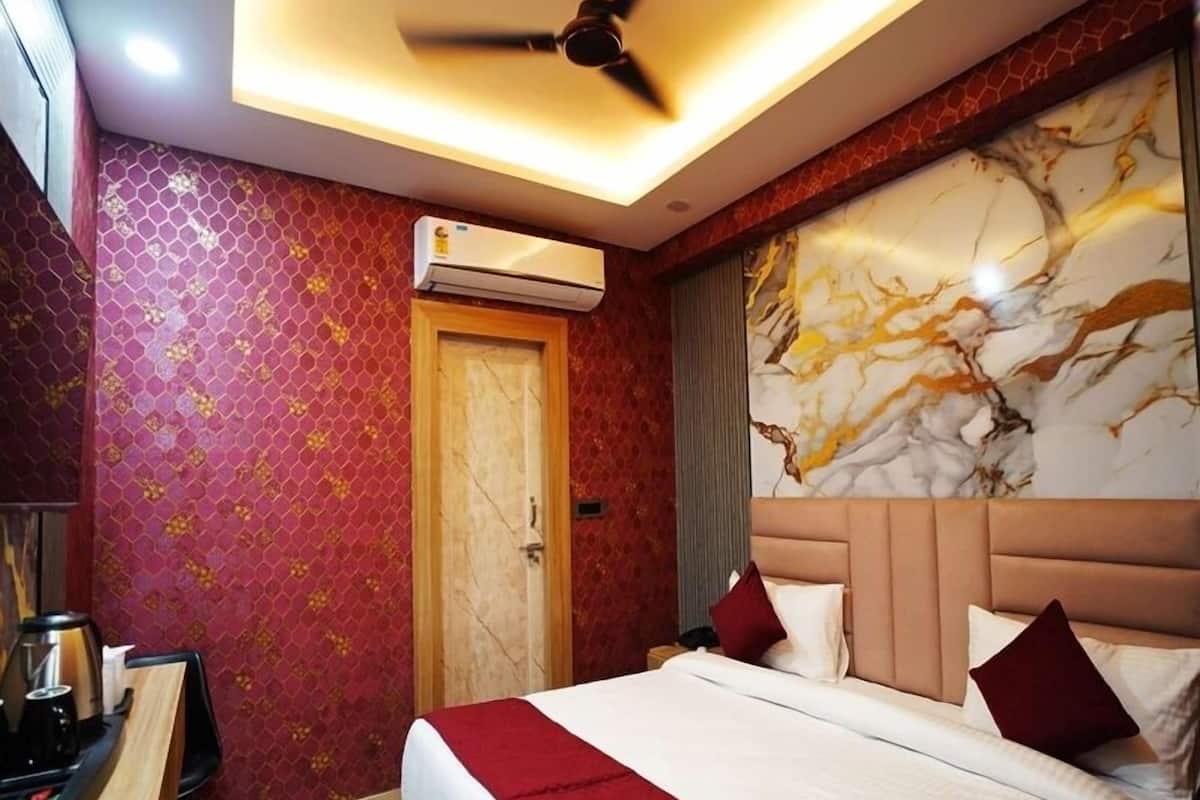 Classic Double Room, City View | Desk, laptop workspace, iron/ironing board, free WiFi