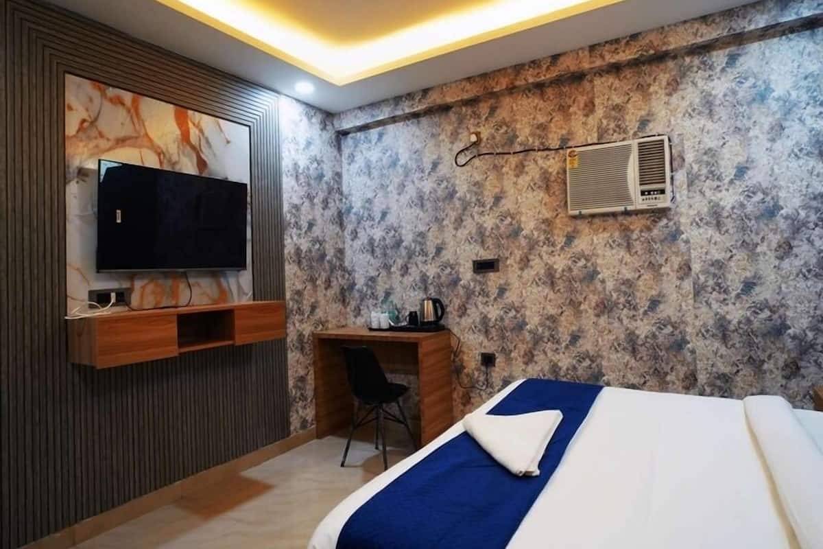 Luxury Double Room, City View | Desk, laptop workspace, iron/ironing board, free WiFi