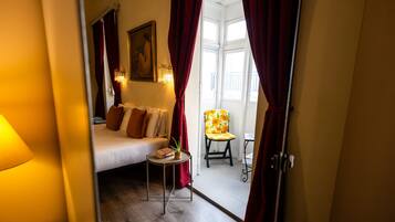 Iron/ironing board, free WiFi, bed sheets