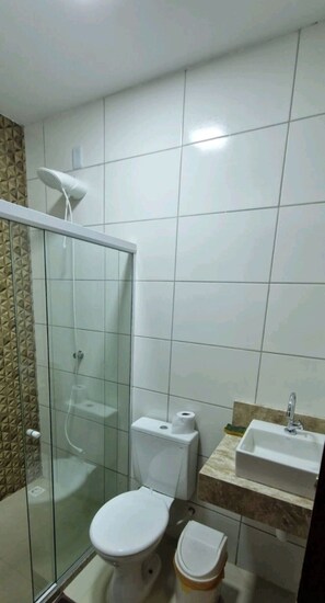 Shower, towels, toilet paper - Comfortable house with private pool. (Camaçari)