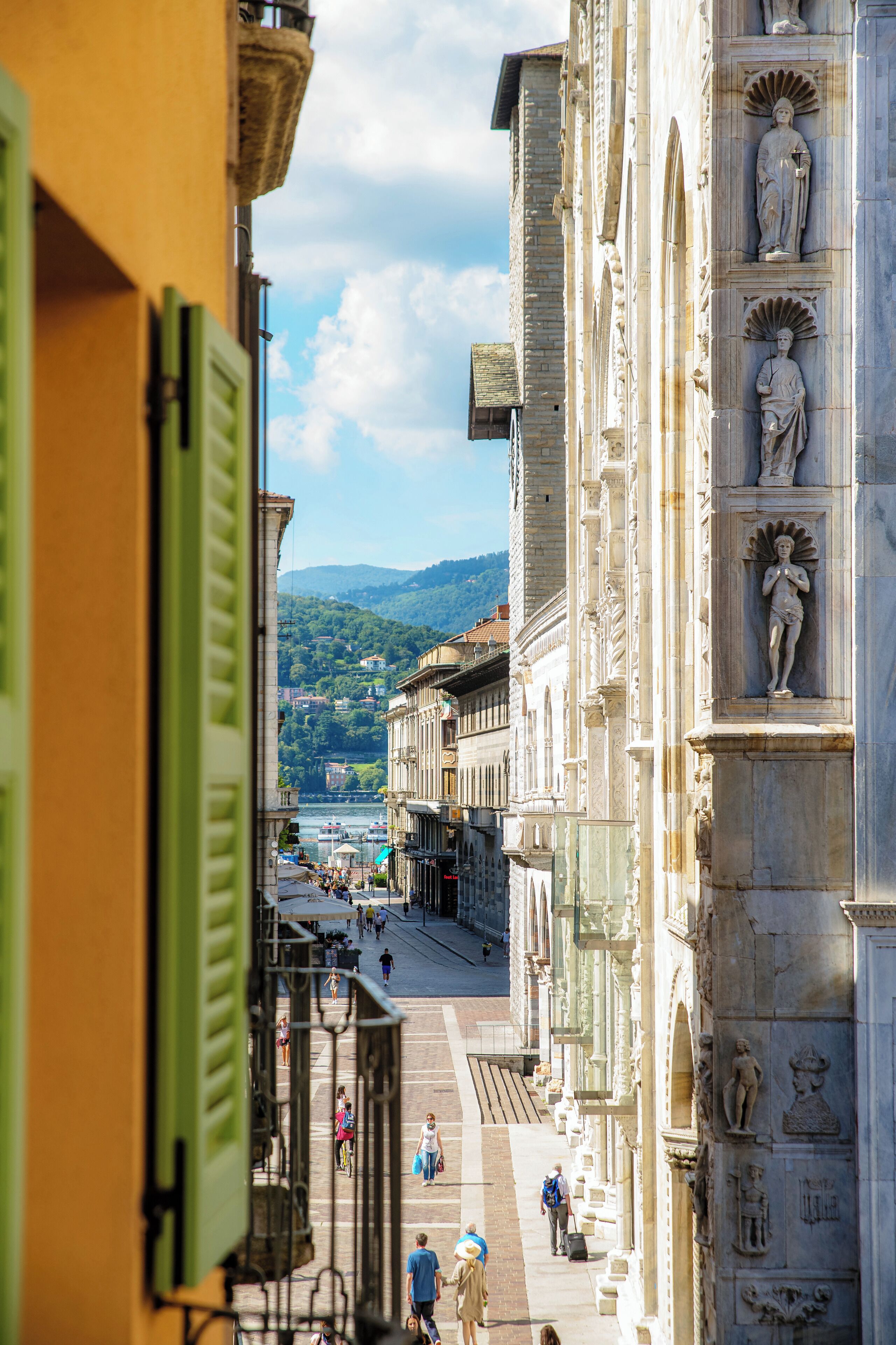 Una calle con edificios de arquitectura clásica y estatuas.