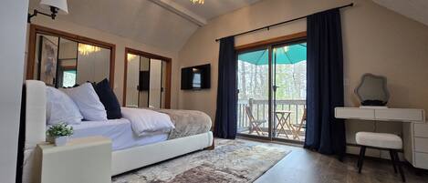 3 chambres, bureau, fer et planche à repasser, lit de bébé portatif