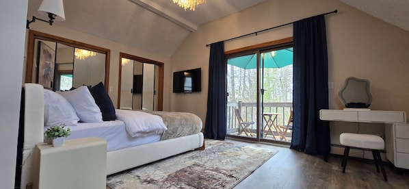 3 makuuhuonetta, työpöytä, silitysrauta/-lauta, vauvan matkasänky