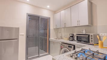 Standard Apartment, Balcony, Garden View | Private kitchen