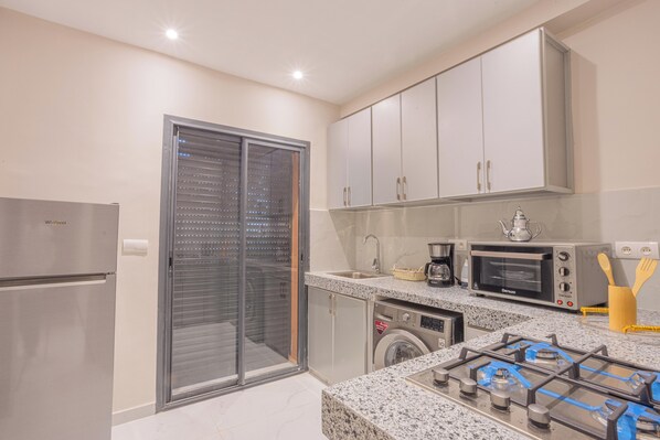 Standard-huoneisto, parveke, näköala puutarhaan | Yksityinen keittiö