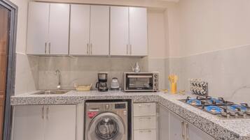 Apartamento estándar, balcón, vistas al jardín | Cocina privada