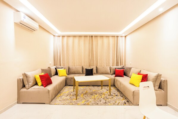 Departamento estándar, balcón, vista al jardín | Área de sala de estar