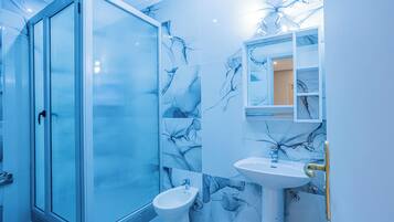 Standard Apartment, Balcony, Garden View | Bathroom