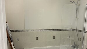 Ein Badezimmer mit Badewanne, Waschbecken und Dusche.