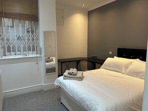 Een strijkplank/strijkijzer, wifi, beddengoed