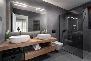 Douche, sèche-cheveux, serviettes fournies