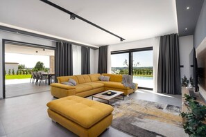 TV, video games - Villa Angelina – luxury villa offering pool with shallow section and Media Room (Mandalencici)