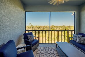 Living area - Modern Heritage Landing Condo – Resort Lifestyle (Punta Gorda)