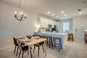 Dining - Modern Heritage Landing Condo – Resort Lifestyle (Punta Gorda)