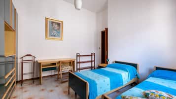 Desk, iron/ironing board, WiFi, bed sheets