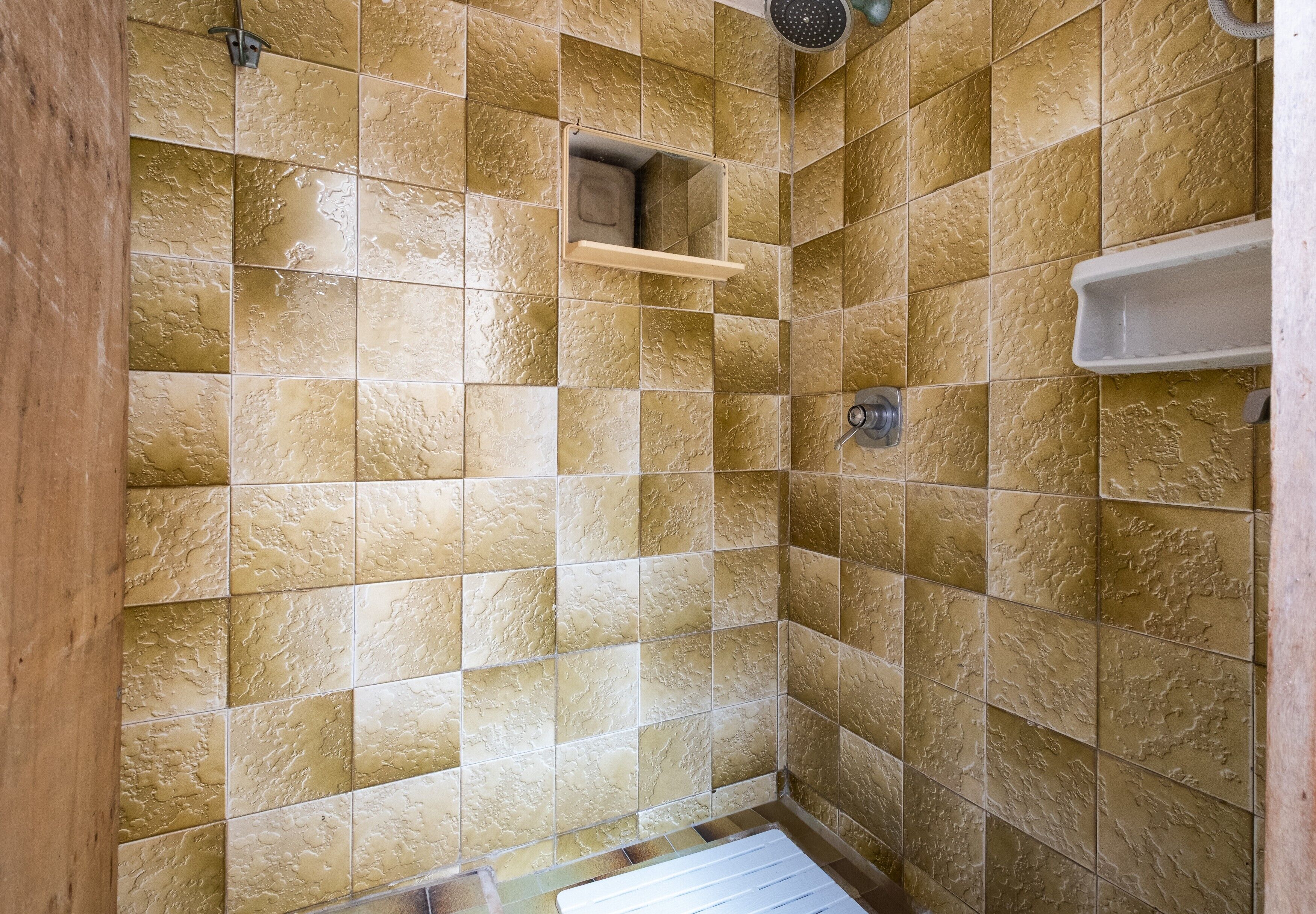 Dusche, kostenlose Toilettenartikel, Haartrockner, Handtücher
