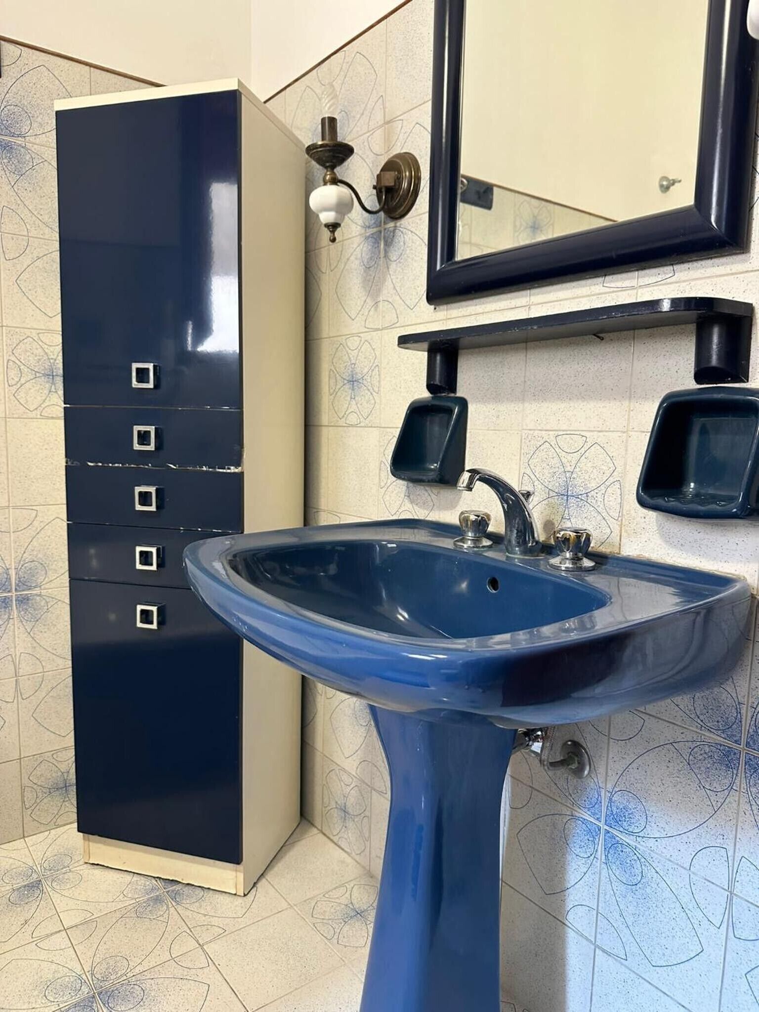 Douche, sèche-cheveux, serviettes fournies