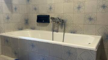 Dusche, Haartrockner, HandtĂŒcher