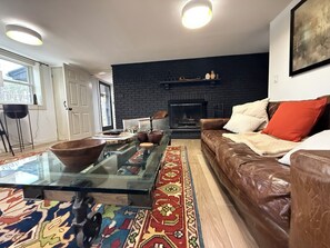 Smart-TV, bøker, filmbibliotek og stereoanlegg