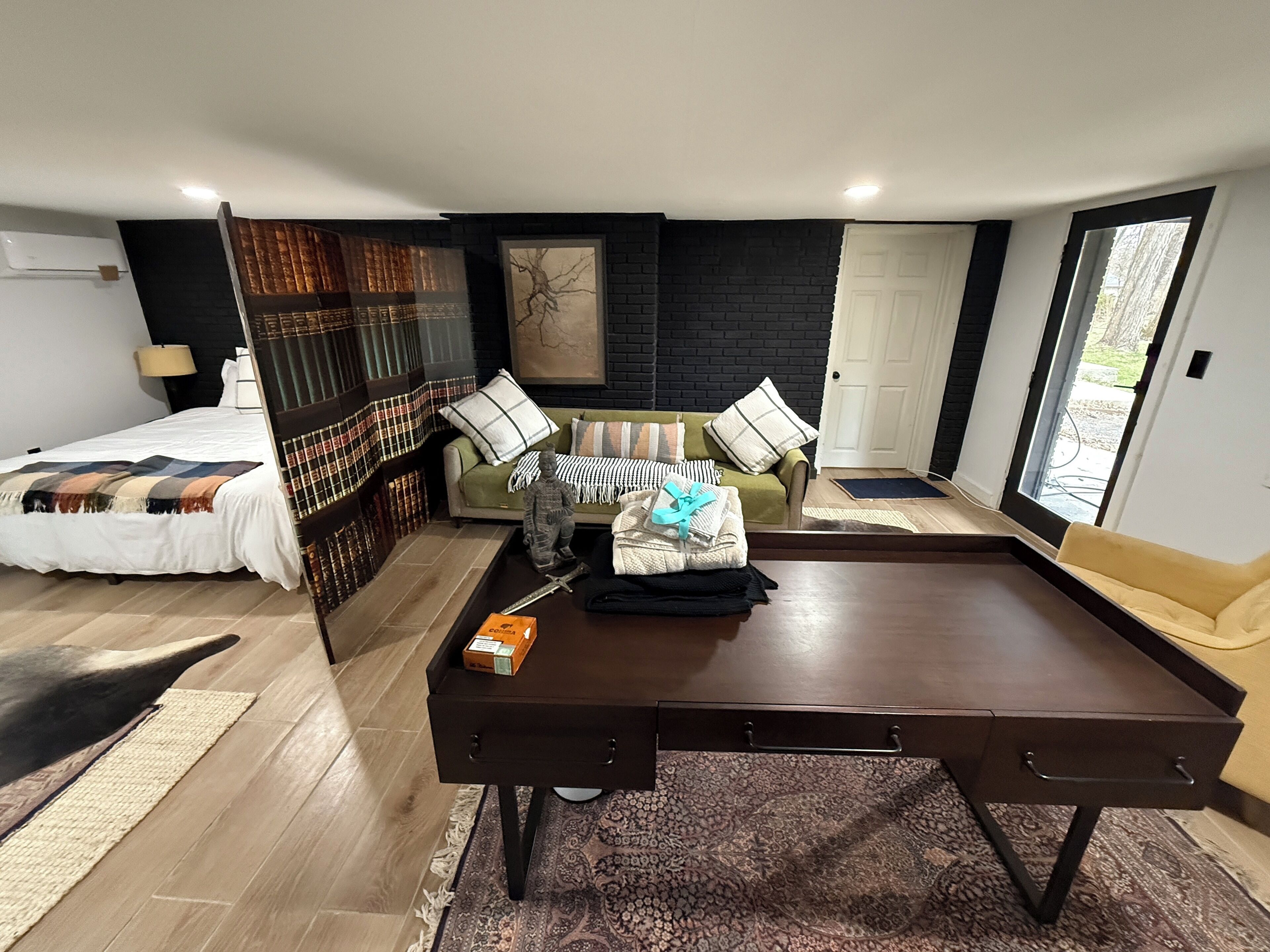 Een bureau, wifi, beddengoed