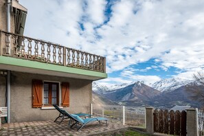 Property grounds - Panoramic South-Facing Apartment with Mountain Views (Grust)