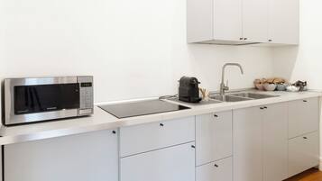 Deluxe-Apartment, Blick auf den Innenhof | Eigene Küche