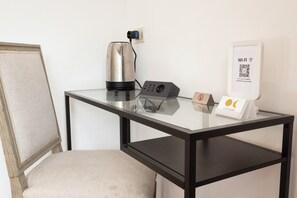 Superior-Doppelzimmer, Stadtblick | Bügeleisen/Bügelbrett, kostenloses WLAN