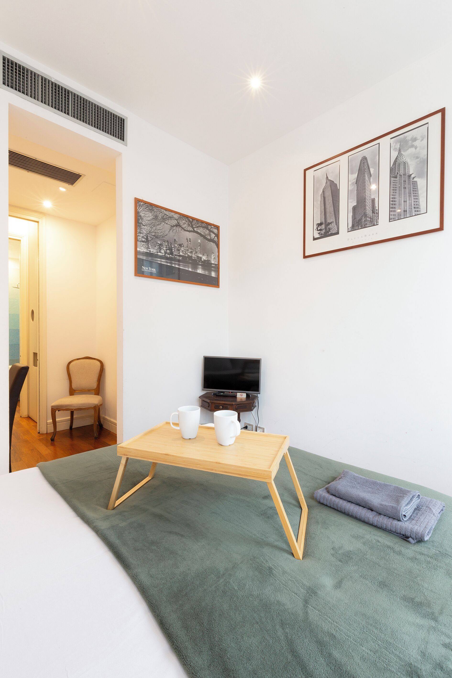 Standard-Doppelzimmer, Stadtblick | Bügeleisen/Bügelbrett, kostenloses WLAN