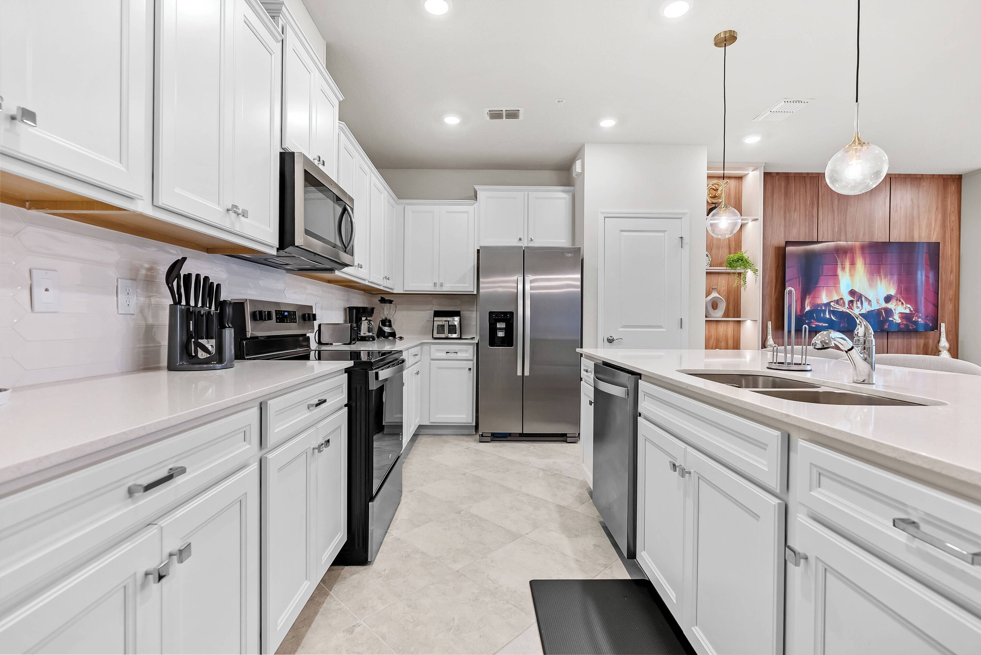 Mikrobølgeovn, ovn, kokeplater og oppvaskmaskin