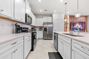 Mikrobølgeovn, ovn, kokeplater og oppvaskmaskin