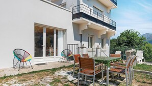 Outdoor dining - Apartment with Panoramic View in a Picturesque Mountain Village (Grust)
