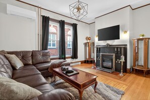TV, fireplace, video games - Heritage House Downtown Moncton (Moncton)