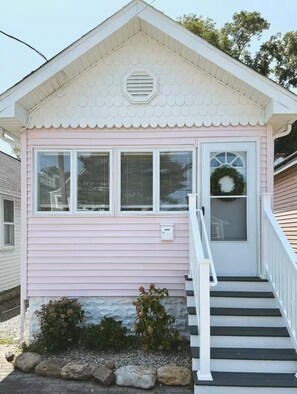 Exterior detail - The Pink Somer, your Jersey-Shore memory maker (Somers Point)