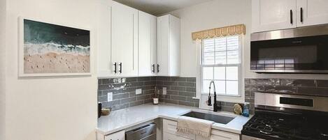 Réfrigérateur, four à micro-ondes, un four, surface de cuisson