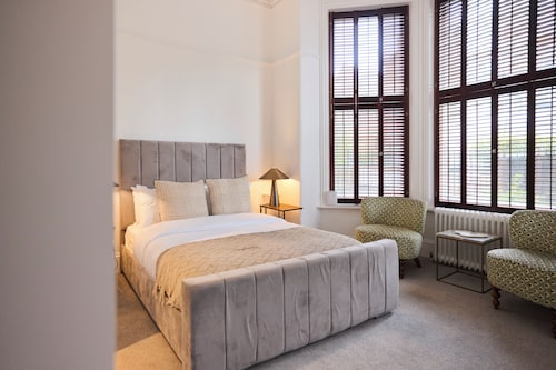 Hampstead Parkside Apartment