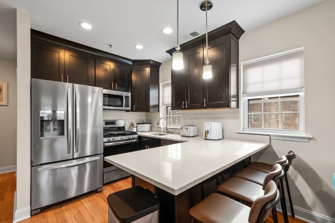 Kjøleskap, mikrobølgeovn, ovn og kokeplater