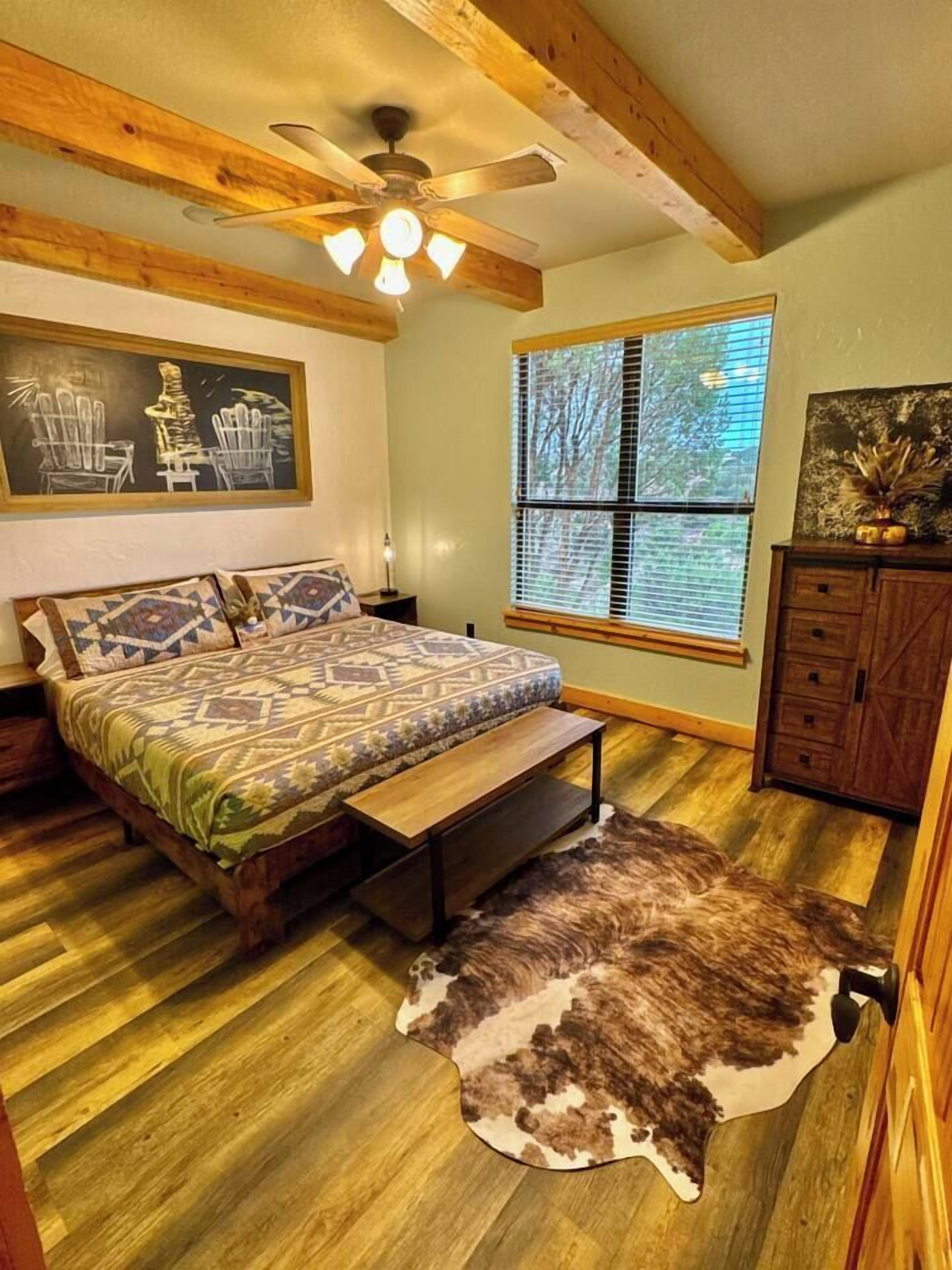 办公桌、熨斗/熨衣板、WiFi、床单