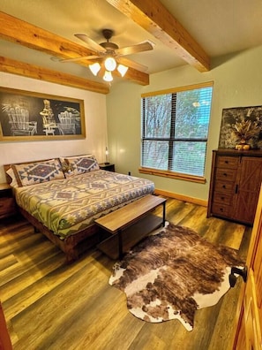 Escrivaninha, ferros/tábuas de passar roupa, Wi-Fi, roupa de cama