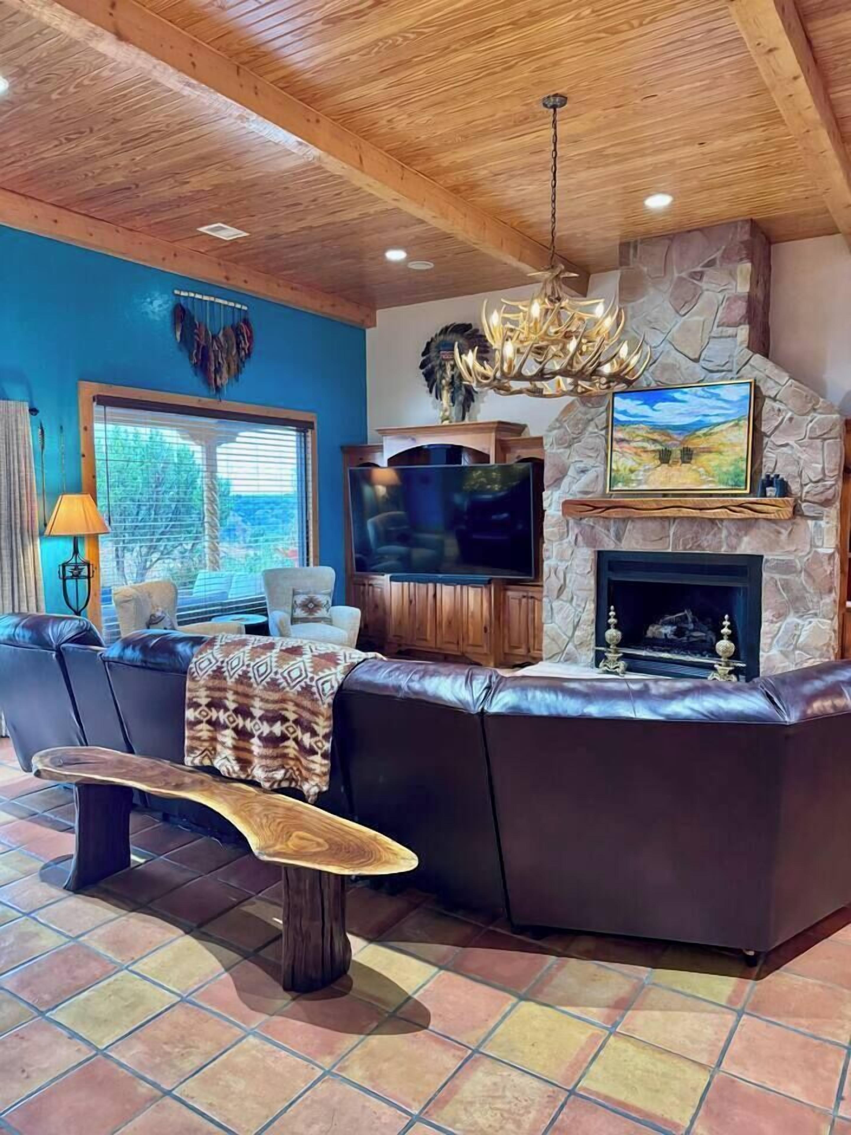 Televisión, chimenea, libros, oficina