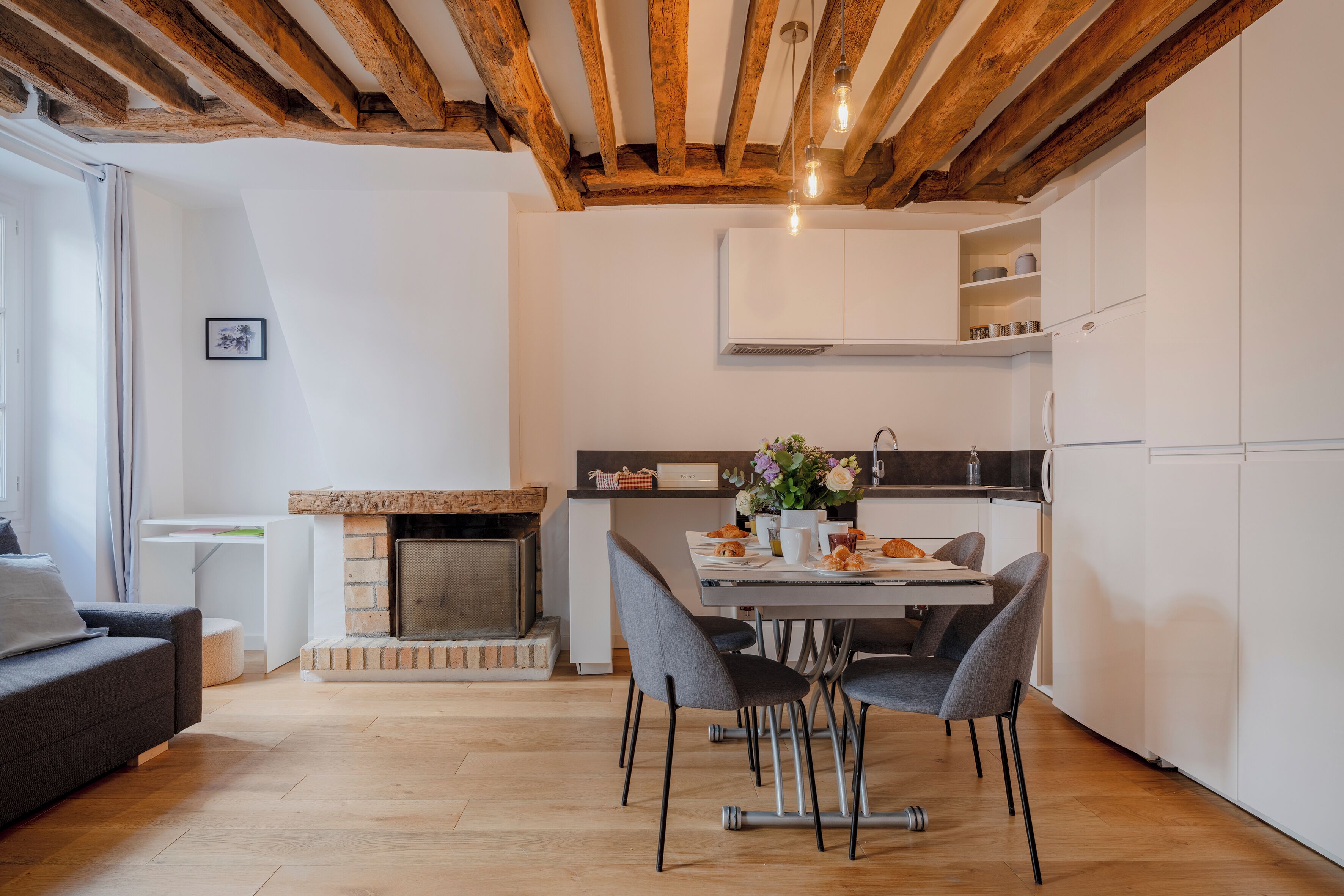 Comfort-lejlighed - byudsigt | Spisning på værelset