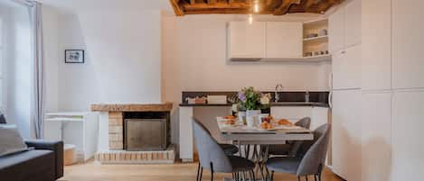 Comfort-lejlighed - byudsigt | Spisning på værelset