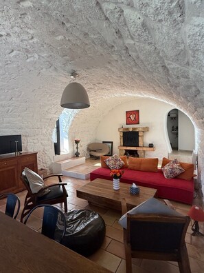 TV, fireplace - Traditional Corsican house between sea and scrub (Serra-di-Ferro)
