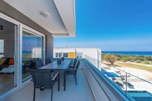 Outdoor dining - Apartment 4 (Novalja)