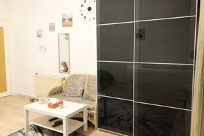 Interior - 1 Double Bed Beautiful Room in Shared Flat | Millennium Tower (Wien)